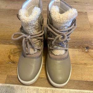 Sorel Snow boots. Worn once with socks. Size 9